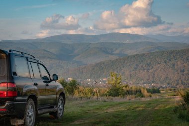 SUV sonbaharda Karpatlar 'da seyahat eder.