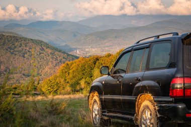 SUV sonbaharda Karpatlar 'da seyahat eder.