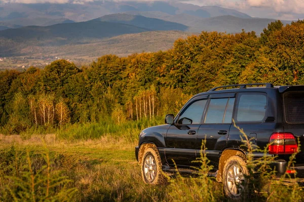 Der Geländewagen Fährt Den Herbstkarpaten — Stockfoto