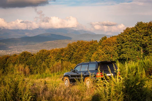 Suv Viaja Outono Cárpatos — Fotografia de Stock