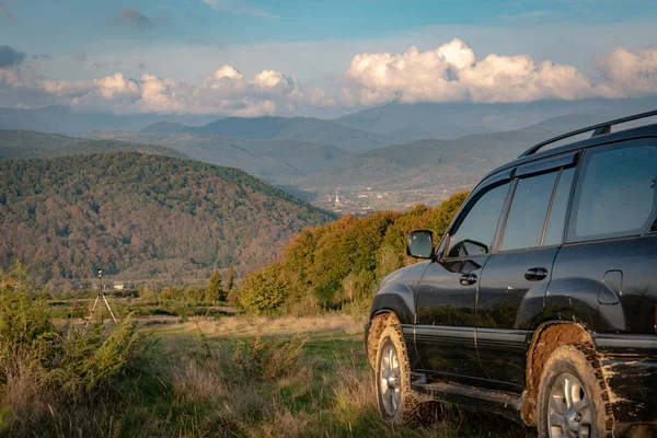 Der Geländewagen Fährt Den Herbstkarpaten — Stockfoto