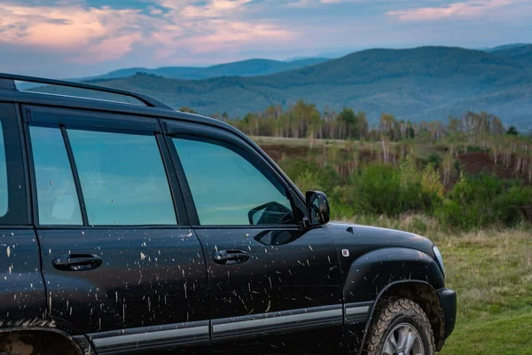 Der Geländewagen Fährt Den Herbstkarpaten — Stockfoto