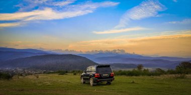 SUV sonbaharda Karpatlar 'da seyahat eder.