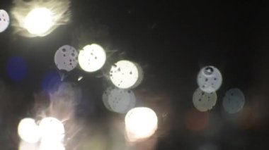 Yağmur sırasında şehir trafiğinde arabaların doğal farları.
