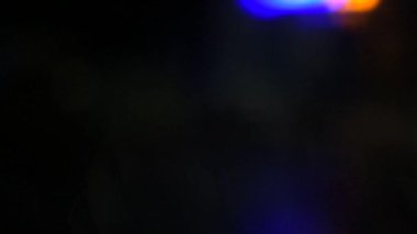 Yağmur sırasında şehir trafiğinde arabaların doğal farları.