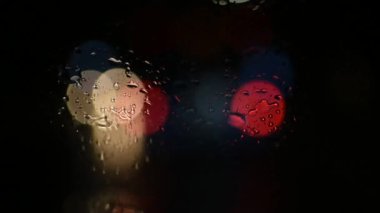 Yağmur sırasında şehir trafiğinde arabaların doğal farları.