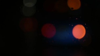 Yağmur sırasında şehir trafiğinde arabaların doğal farları.