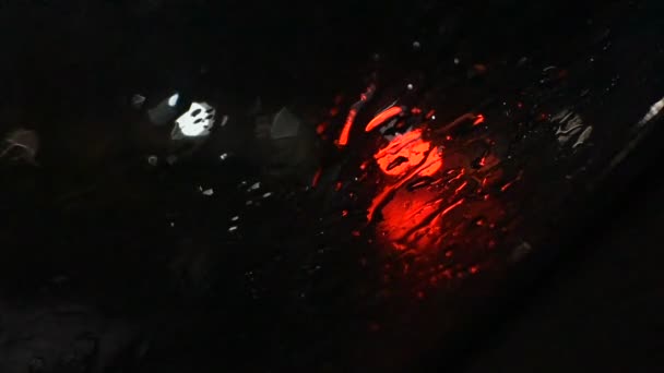 雨の中都市交通における車のヘッドライトの自然なボケ — ストック動画