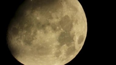 Cadılar Bayramı atmosferi için dolunay arifesinde