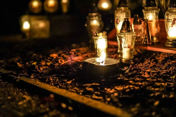 Вночі Цвинтарі Світить Світло Символічна Пам Ятка Всіх Святих Скрижані — стокове фото