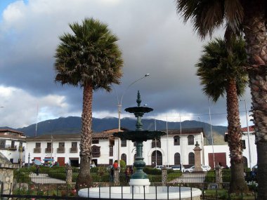 Chachapoyas ana meydanı, fırtına, çeşme ve palmiye ağaçları önce