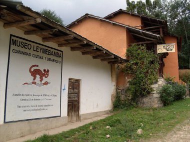 Leymebamba mumyalar müzesinin dış, rapor işareti, programları. Rustik and tarzı inşaat