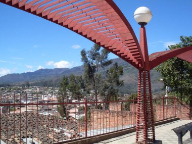 Doğum açısından Chachapoyas şehrinin panoramik görünümü