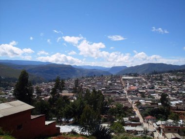 Chachapoyas şehrinin panoramik manzarası, güneşli bir gün, ana caddeler ve ana meydan