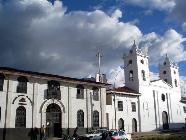 Chachapoyas şehrinde San Juan Bautista Katedrali, bulutlu gökyüzü