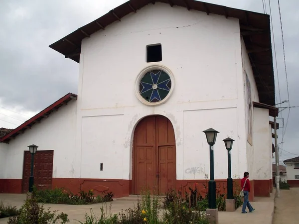 Malowniczy Kościół Burgos Centrum Miasta Chachapoyas Pochmurny Dzień Ogrody Latarnie — Zdjęcie stockowe