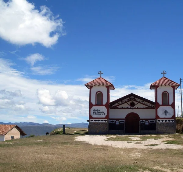 Malownicza Konstrukcja Epoki Kolonialnej Dachów Kaflowy Świętego Toribio Mogrovejo Kościoła — Zdjęcie stockowe
