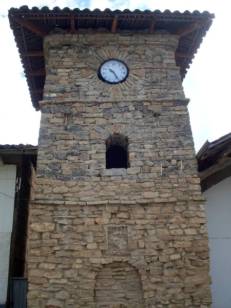 Impozáns Kőből Épült Gyarmati Korszak Leymebamba Város Templomának Óratoronyából Építve — Stock Fotó