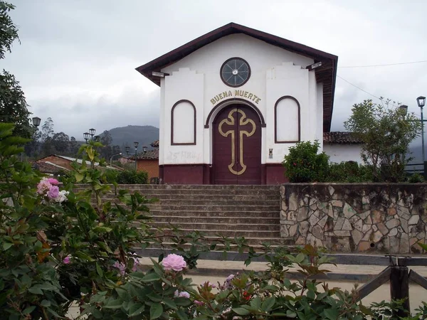 Imponująca Całkowicie Kamienna Konstrukcja Epoki Kolonialnej Głównego Kościoła Miasta Leymebamba — Zdjęcie stockowe