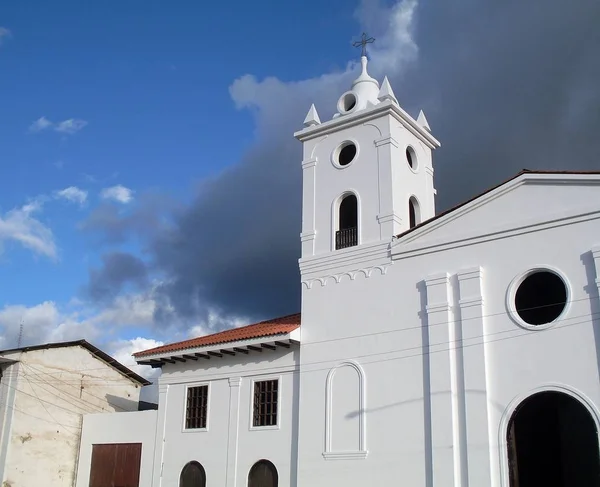 Nuvole Tempestose Sul Campanile Nella Piazza Principale Della Città Chachapoyas — Foto Stock