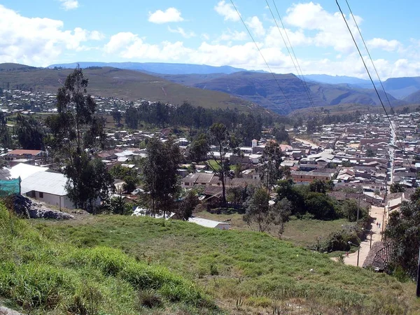Chachapoyas Şehrinin Panoramik Manzarası Berrak Gökyüzü — Stok fotoğraf
