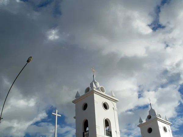 Burzowe Chmury Nad Dzwonnicą Głównym Placu Miasta Chachapoyas — Zdjęcie stockowe