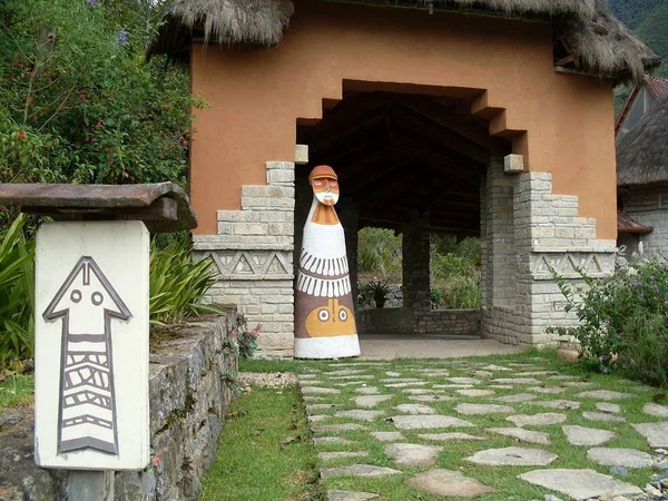 Pintu Masuk Museum Leymebamba Sebuah Batu Asli Dan Konstruksi Atap — Stok Foto