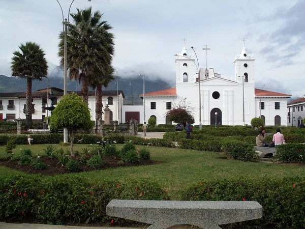 Główny Plac Chachapoyas Przed Burzą Fontanna Katedra Palmy — Zdjęcie stockowe