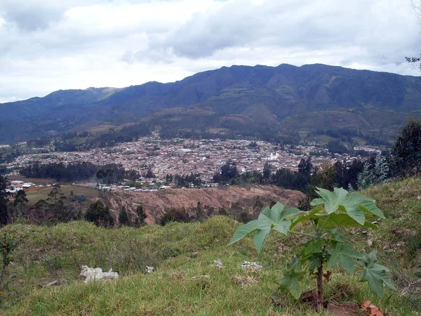 Chachapoyas Şehrinin Panoramik Manzarası Bulutlu Gökyüzü Bitki Örtüsü — Stok fotoğraf