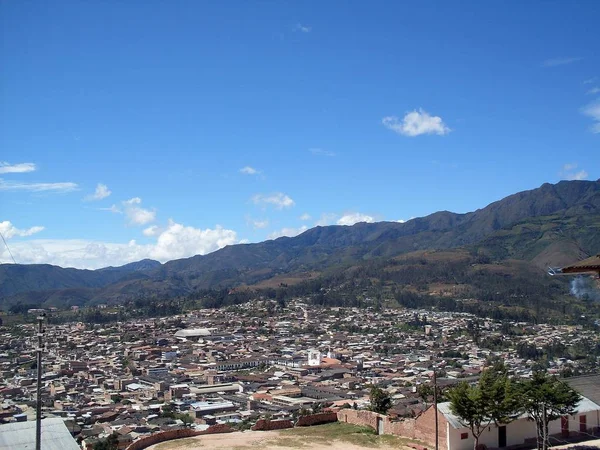 Chachapoyas Şehrinin Panoramik Manzarası Berrak Gökyüzü — Stok fotoğraf