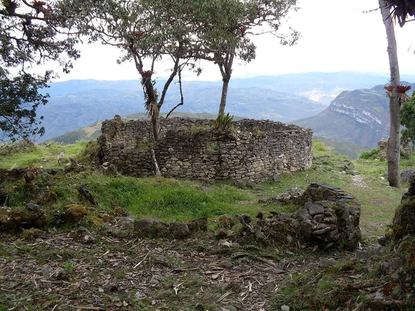 Maison Circulaire Troisième Niveau Forteresse Kuelap Ciel Nuageux Vue Imprenable — Photo