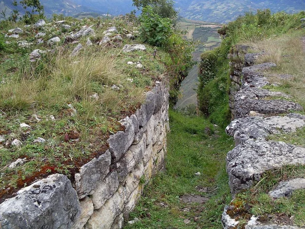 Kuelap Kalesinin Üçüncü Kapısından Taş Duvarlar Bitki Örtüsü — Stok fotoğraf