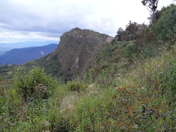 紧邻库拉普城堡塔的悬崖 多云的天空 茂密的植被和安第斯山脉的奇景 — 图库照片