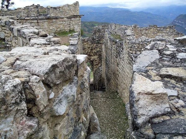 Utsikt Från Insidan Huvudporten Till Fästningen Kuelap Med Sina Enorma — Stockfoto