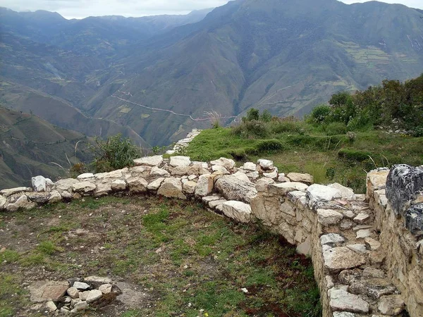 アンデス山脈を見下ろすKuelap要塞の楕円形の家の基礎 — ストック写真