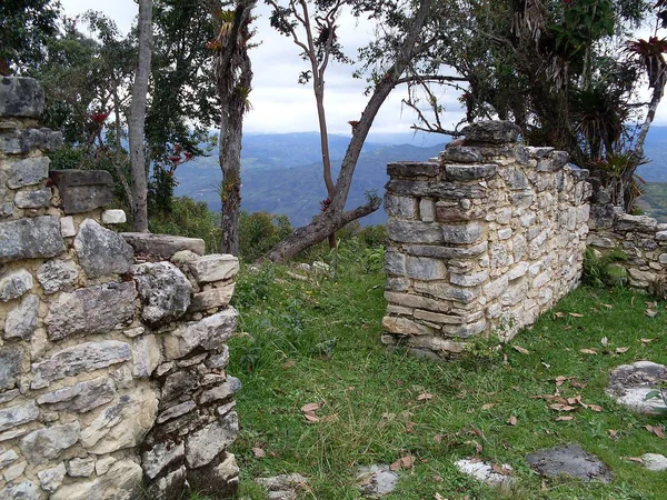 Ruinas Una Casa Rectangular Fortaleza Kuelap Cielo Nublado Montañas Exuberante —  Fotos de Stock