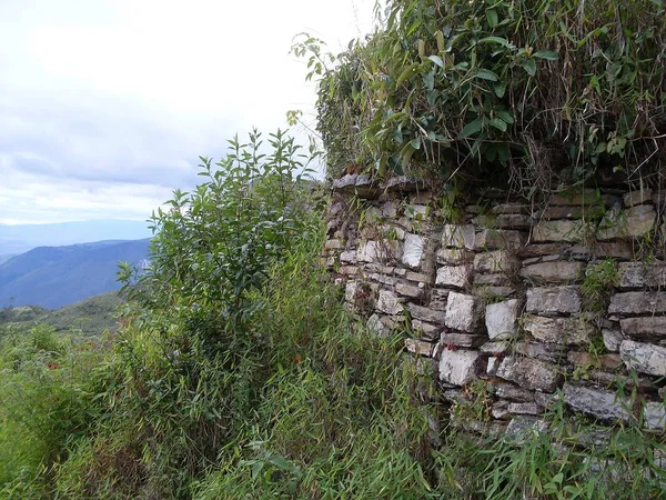 Muralla Piedra Fortaleza Kuelap Vegetación Vista Cordillera Los Andes —  Fotos de Stock