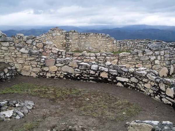 Kuelap Kalesinin Içine Taştan Yapılmış Dairesel Bir Evin Duvarları — Stok fotoğraf