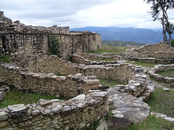 Grupo Casas Circulares Bajo Una Sólida Plataforma Piedra Fortaleza Kuelap — Foto de Stock