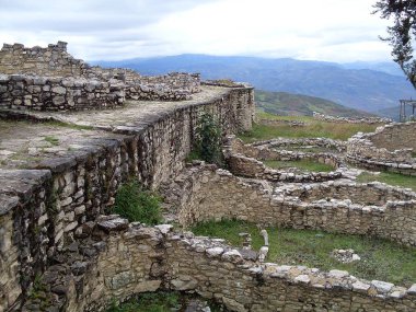 Kuelap kalesindeki teraslar ve dairesel evler. Kalenin yüksekliğinden olağandışı manzara