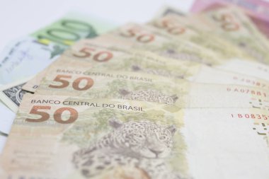 Brezilya gerçek notları. Elli reais gruplanmış Brezilya banknotları