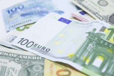 Avrupa, ABD ve Brezilya'dan gelen para lar beyaz bir arka plan üzerinde gruplandı. Para ve finans kavramı