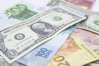 Avrupa, ABD ve Brezilya'dan gelen para lar beyaz bir arka plan üzerinde gruplandı. Para ve finans kavramı