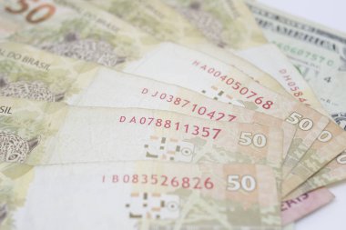 Brezilya gerçek notları. Elli reais gruplanmış Brezilya banknotları