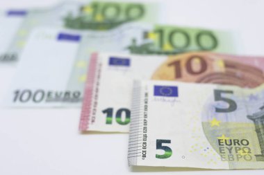 Gruplanmış Euro banknotlar ve madeni paralar. Beyaz arka planda para ve finans kavramı