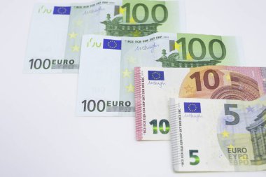 Gruplanmış Euro banknotlar ve madeni paralar. Beyaz arka planda para ve finans kavramı