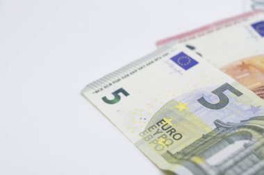 Gruplanmış Euro banknotlar ve madeni paralar. Beyaz arka planda para ve finans kavramı