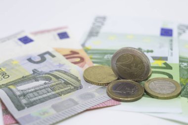 Gruplanmış Euro banknotlar ve madeni paralar. Beyaz arka planda para ve finans kavramı
