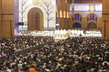 Aparecida, Sao Paulo - Brzil - Ağu 4, 2018: Katolikler Brezilya hamisine hac sırasında Our Lady Aparecida Bazilikası'nda Ayin katılmak