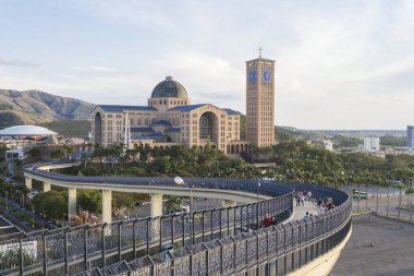 Aparecida, Sao Paulo - Brzil - Ağu 4, 2018: Our Lady Aparecida Bazilikası'nın panoramik görünümü ve adanmışların vaatlerini yerine getirdiği 